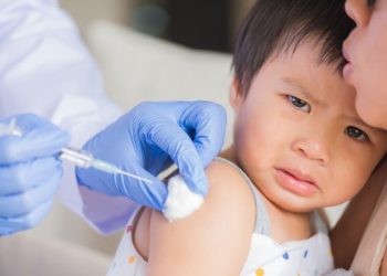 Tips Atasi Bayi Rewel Setelah Lakukan Imunisasi BCG
